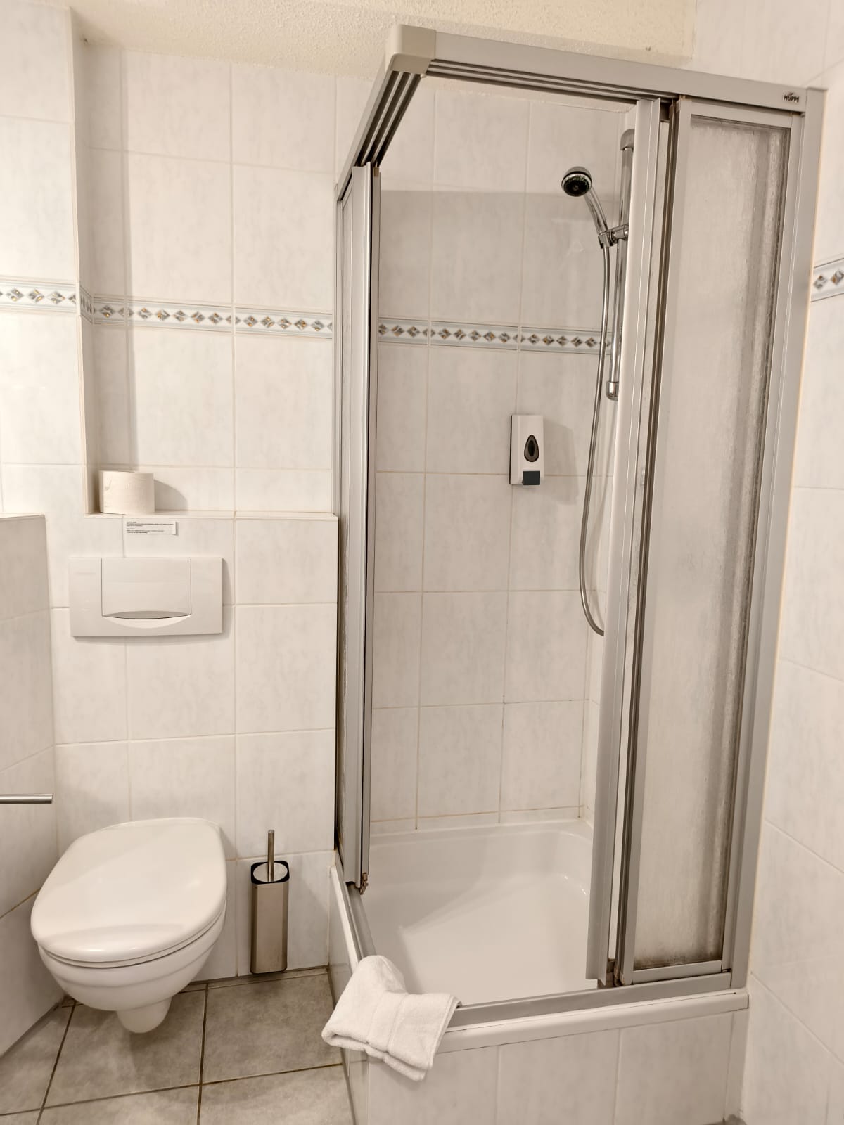 Dusche im Doppelzimmer