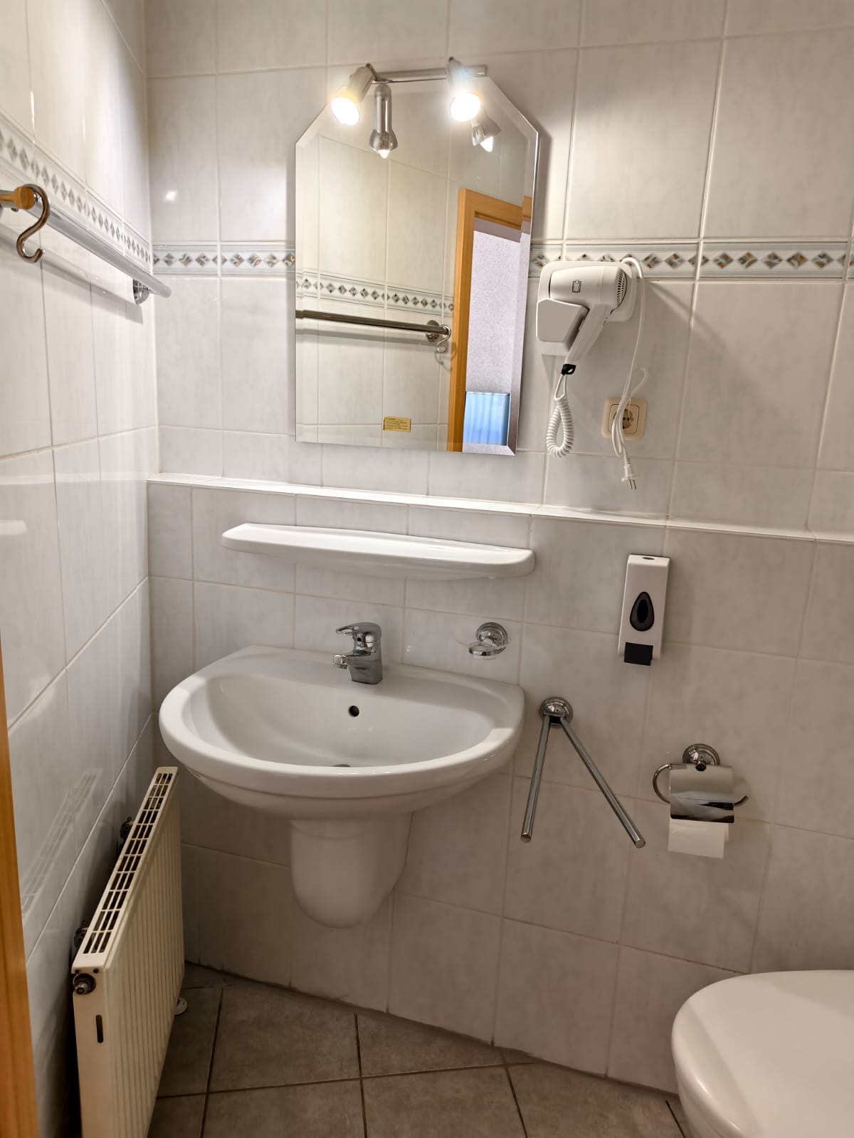 Bad mit Waschbecken im Doppelzimmer