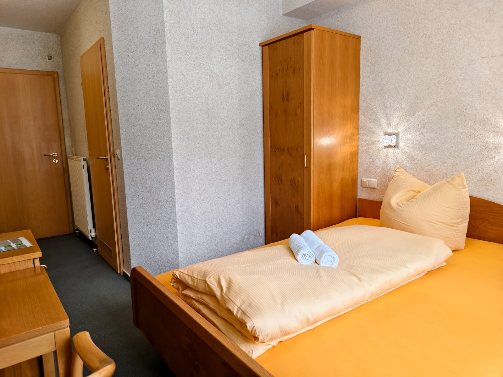 Einzelzimmer mit Schrank